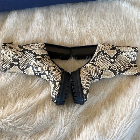 Vince Camuto Erettie Platform Stretch Bootie snake print, like new Size 9. - Picture 2 of 12